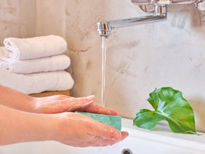 Lavarsi spesso le mani: 4 regole per proteggerle